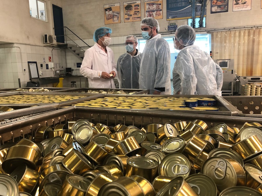 Diego Calvo na conserveira de Camarinas