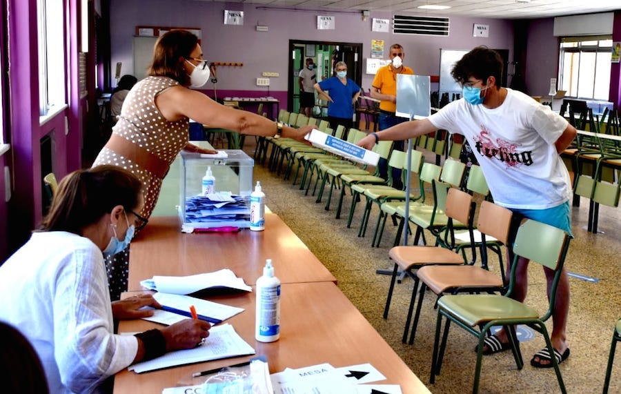 Unha das mesas electorais de Cee