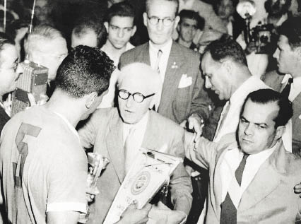 Obdulio Varela recibindo a Copa do Mundo do Maracanaco