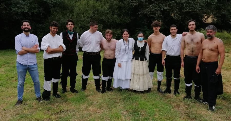 Gaiteiros de Axio Mouro Santa COmba tras sufocar un incendio