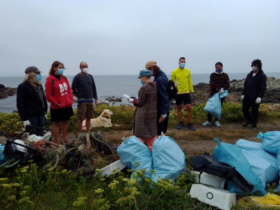 Voluntarios de Mar de Fábula recollendo o lixo nos coídos de Coenda e o Corno.