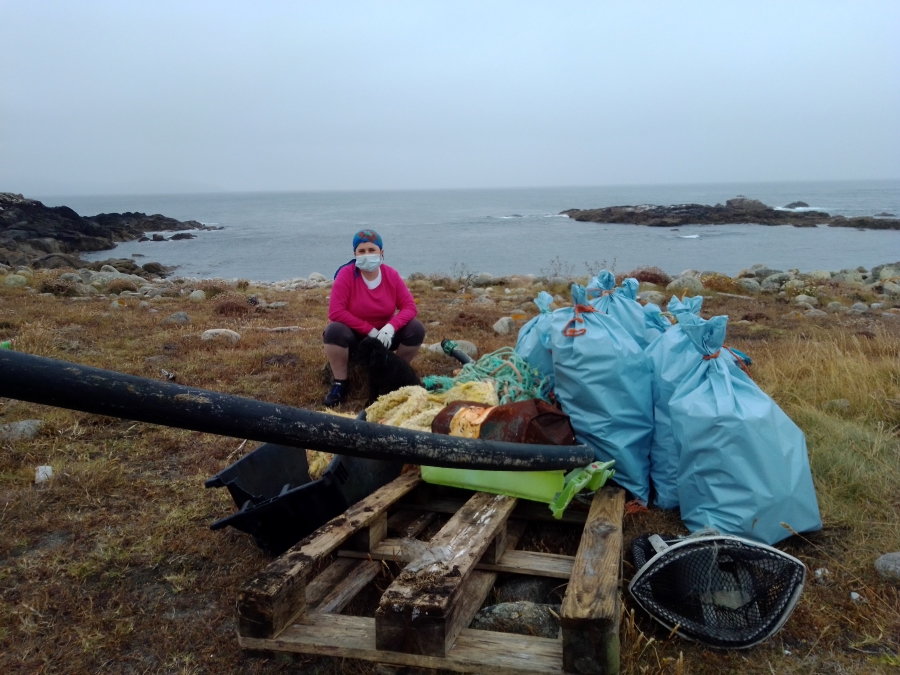 Voluntarios de Mar de Fábula recollendo o lixo nos coídos de Coenda e o Corno.3