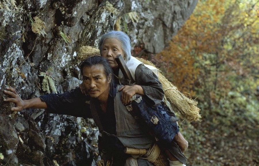 Fotograma da película onde o protagonista masculino traslada súa nai ao alto de monte Narayama