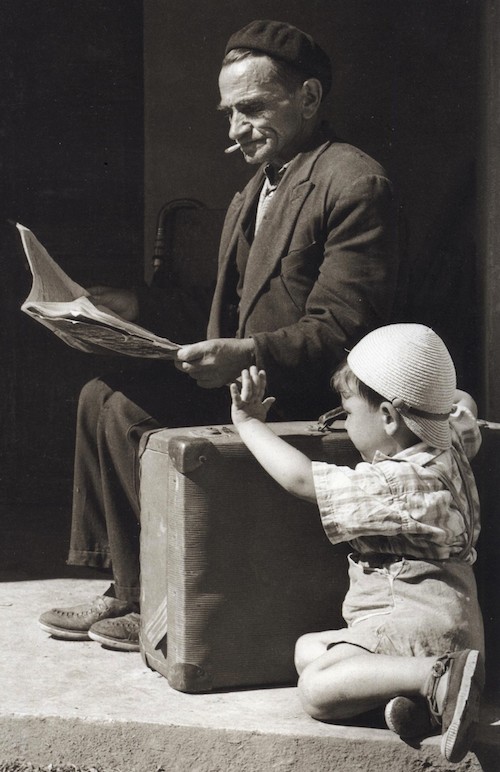 Fotografía de José Veiga Roel (Betanzos, 1894-1976) na que apreciamos o grao de complicidade entre o avó e o neto que atopamos no conto galego