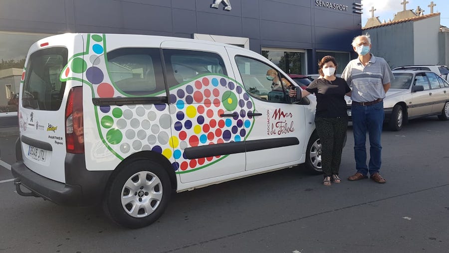 Acto de entrega da furgoneta no concesionario Senrasport