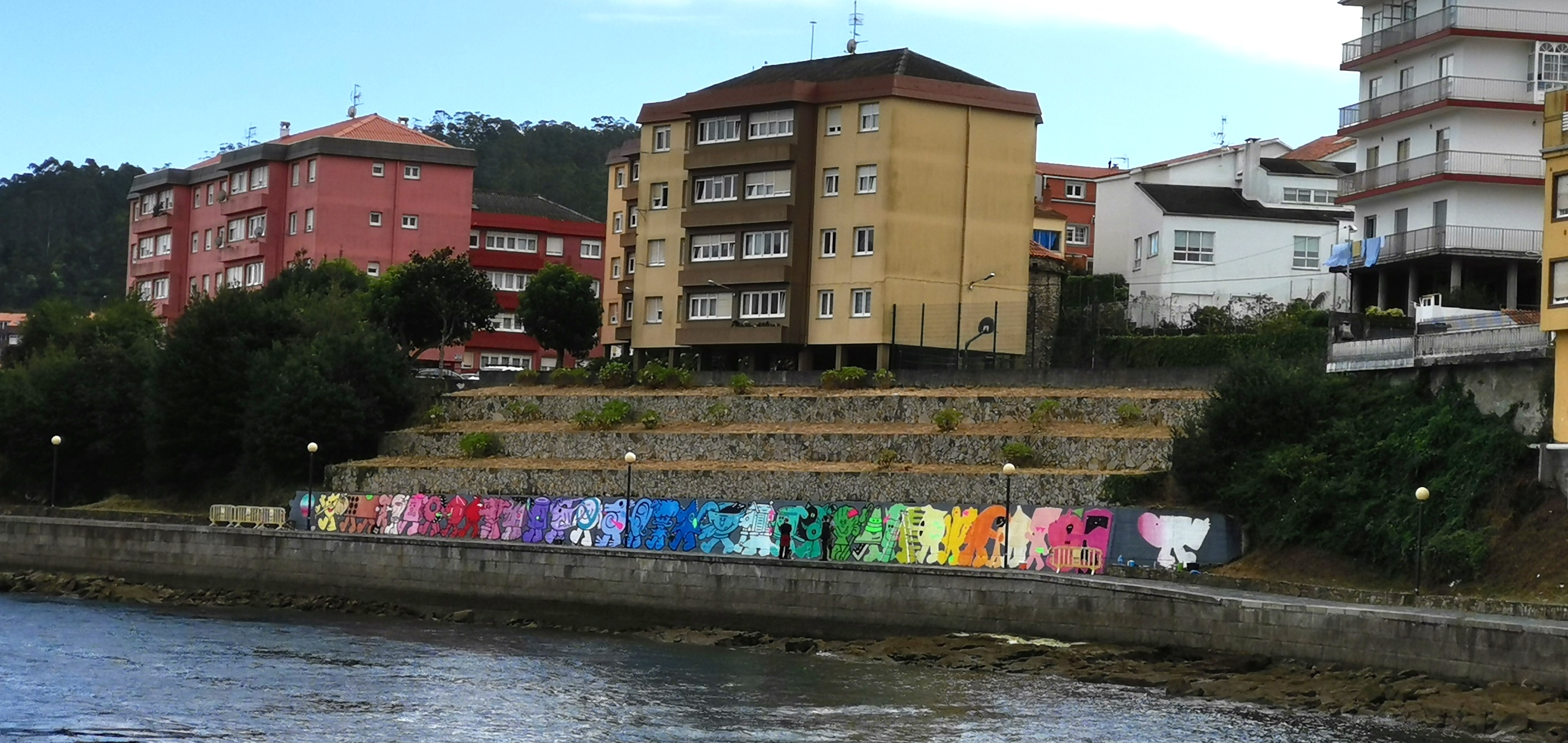 Asi queda o Mural do Pelucas no paseo maritimo de Corcubion