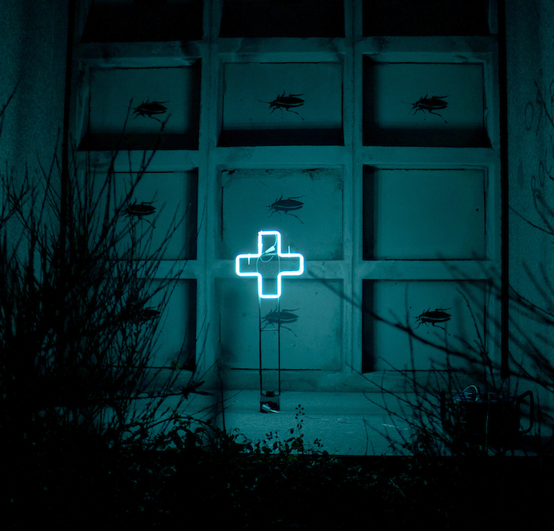 Performance de Luisa Alvarez no Cemiterio Fisterra-Foto-Natasha Lelenco