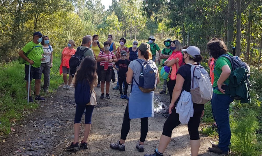 Evaristo Rodriguez Rial guiando aos sendeiristas de Senda Nova