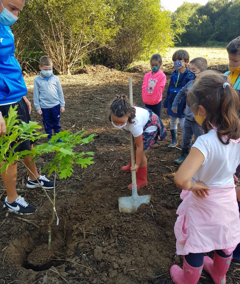 Plantando autoctonas en Oza