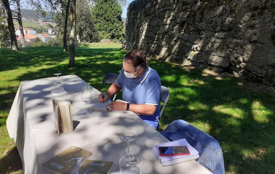 Manuel Regueiro asinando libros no Castelo de Vimianzo