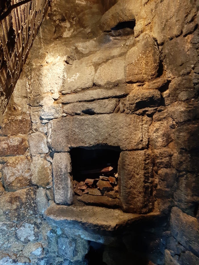 FORNO da casa vella da Serrama, en Berdoias co seu propio sistema de defumado