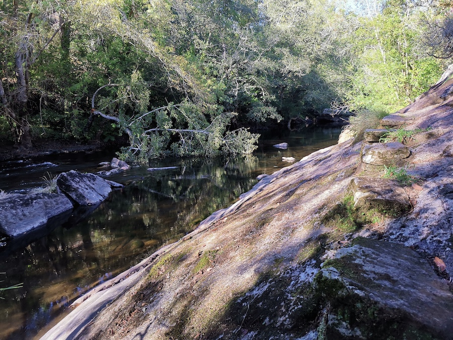 Zona do sendeiro do rio Anllons dende Verdes apta para o baño