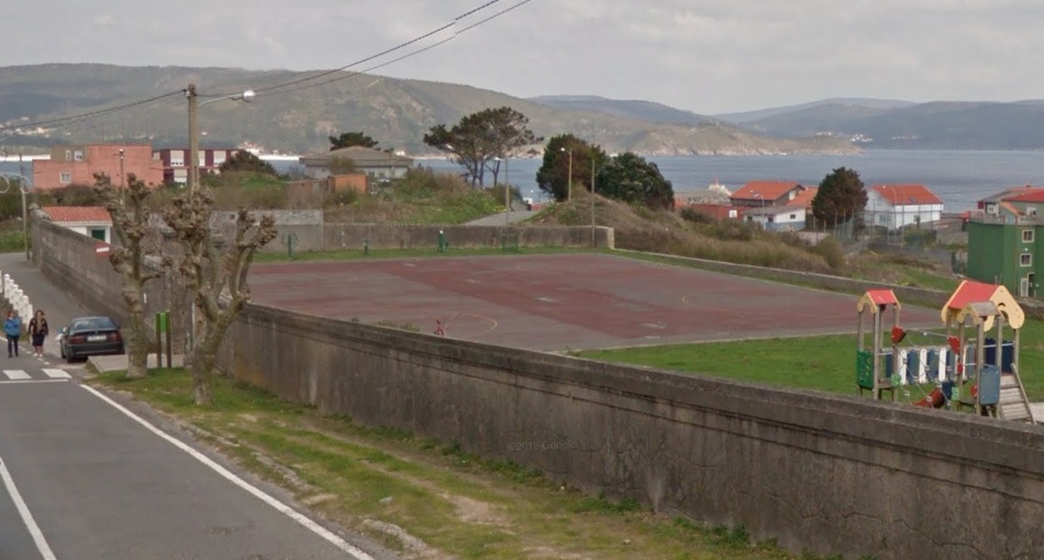 Propoñen a pista polideportiva que hai en fronte da Igrexa de Santa María das Areas como posible aparcamento de autocaravanas Propoñen a pista polideportiva que hai en fronte da Igrexa de Santa María das Areas como posible aparcamento de autocaravanas