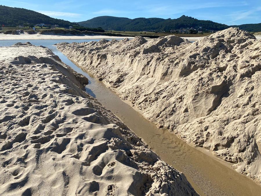 Rego artificial creado na lagoa de Traba