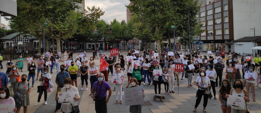 Concentracion en Carballo por un ensino seguro