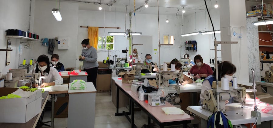 O taller Lani traballando arreo para facer as mascaras de Gerifarma