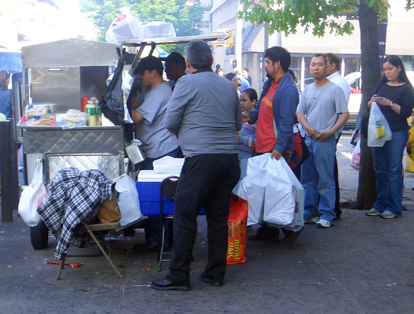 Un popular posto de venda de comida na rúa - Foto-Manuel Vilar