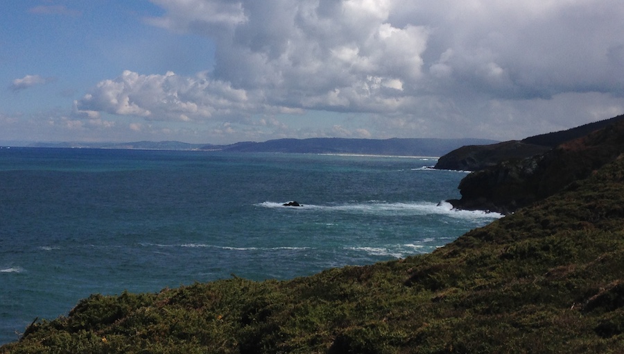 Vistas da escarpada costa corunesa dende os Muinos de Cerqueda