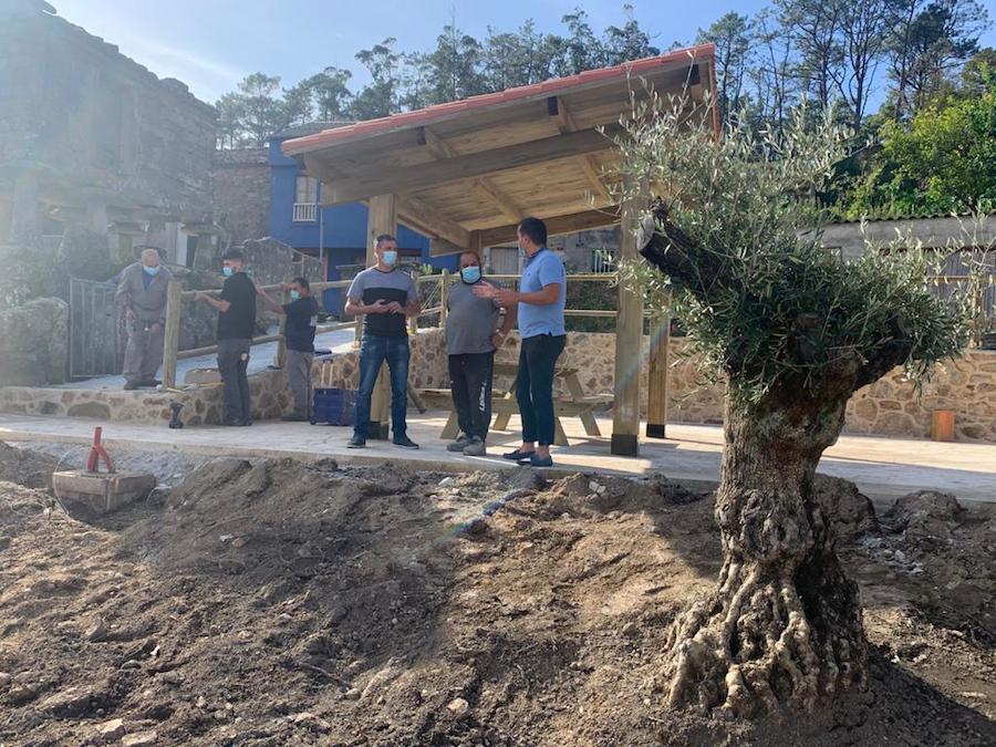 O alcalde, Iago Toba, e o concelleiro de Obras, Javier Romar, estiveron supervisando esta mañá algúns dos espazos