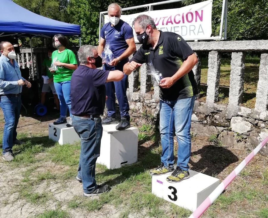 Quique Portela adestrador do Piraguismo Dumbria recollendo medalla en Mondariz