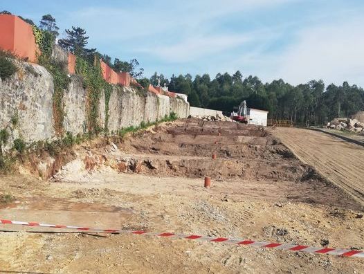 Obras area descanso autocaravanas no cemiterio de Corme
