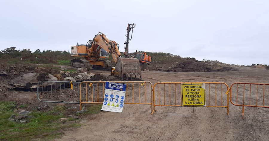 Pista realizada para a repotenciacion do Parque Eolico de Corme nunha finca sen expropiar 2