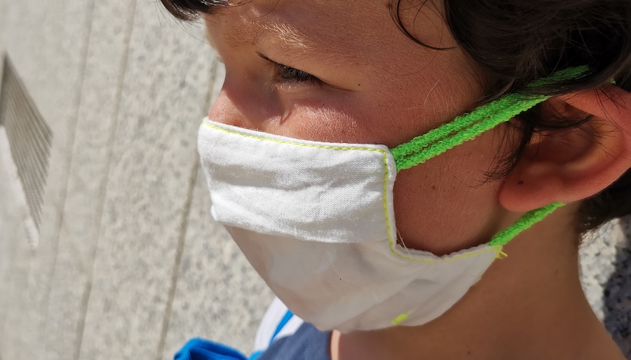 Neno cunha máscara de Gerifarma