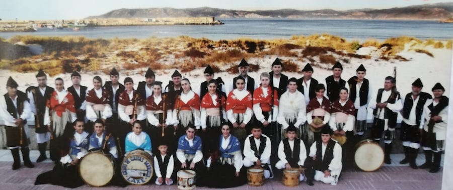 Carlota Allo coa banda de gaitas Maruxia de Laxe