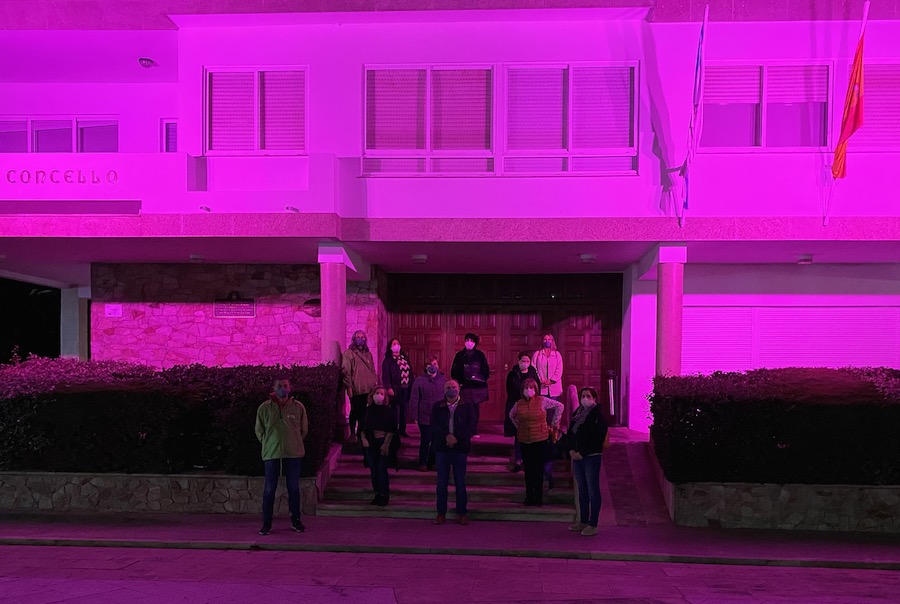 Fachada Casa do Concello da Laracha iluminada de morado polo Cancro de Mama