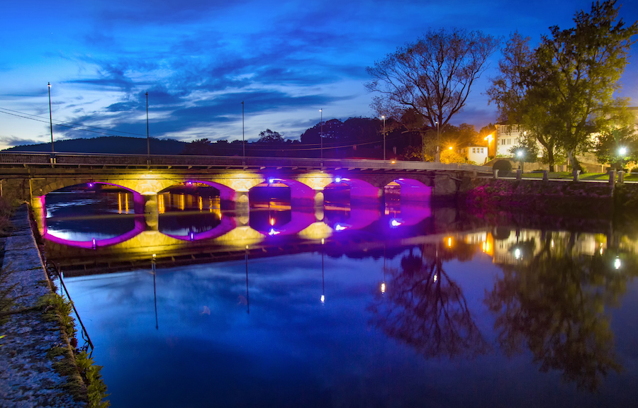 Ponte de Ponteceso iluminada de morado