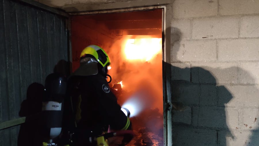 Incendio nunha nave en Mazaricos.Foto-Jorge Gorrion 2