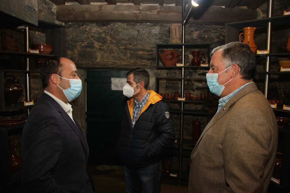 Os alcaldes de Malpica e Oleiros no EcoMuseo do Forno do Forte