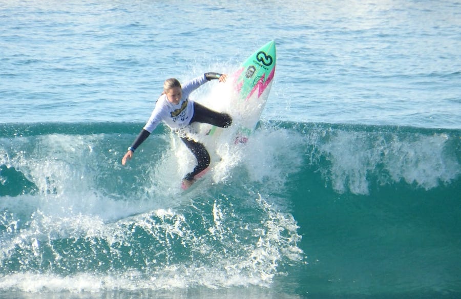 Paula Toja campiona galega xuvenil de surf a