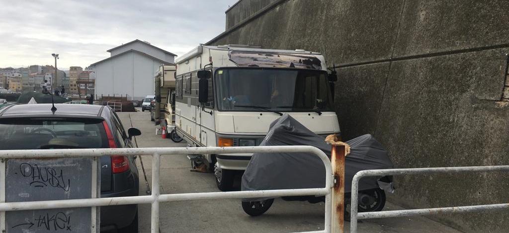 Caravanas aparcadas no porto de Malpica
