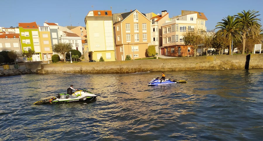 Motos da expedicion de After Surf en Corme