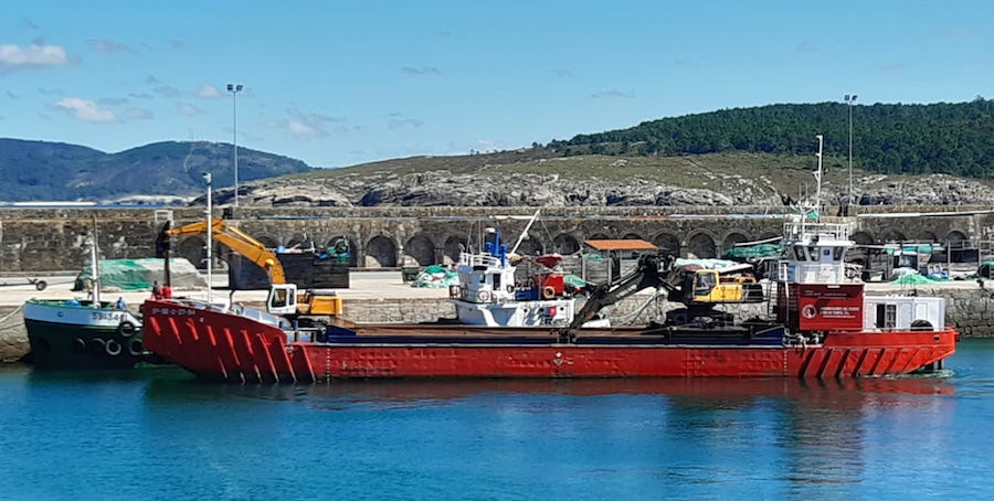 Draga no porto de Laxe