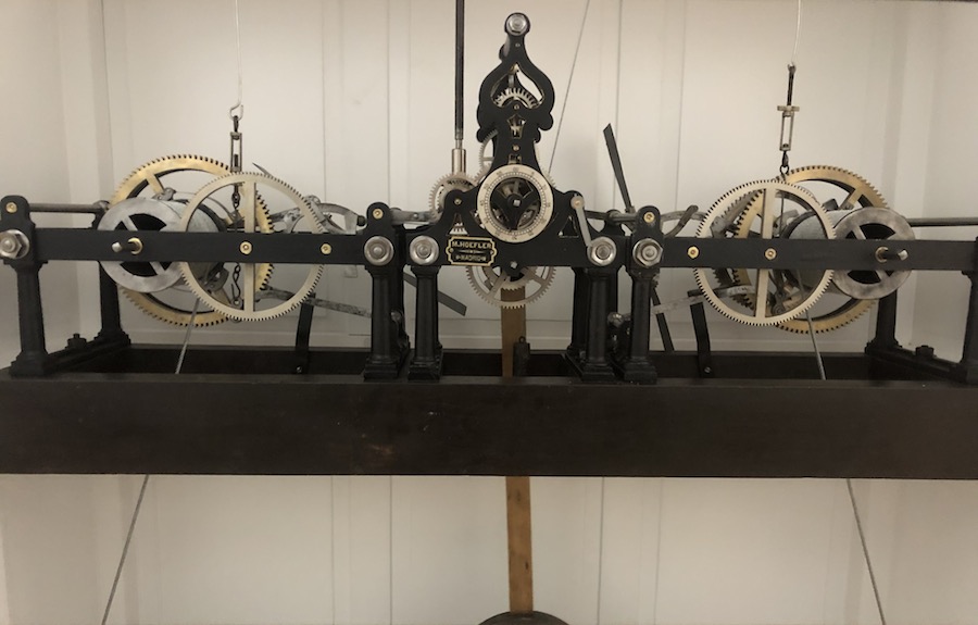 Maquinaria restaurada do Reloxo do IES Fernando Blanco