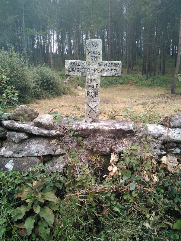10 Cruz de desgraza, nunha parede, camiño de Sta. Cristiña. copia