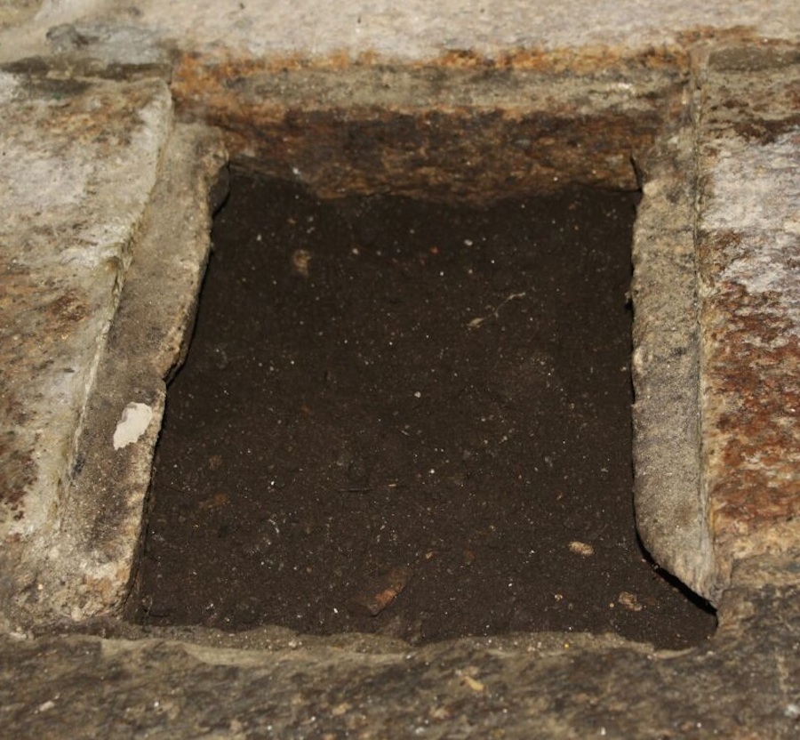 3 Furna con  Terra da fertilidade, a carón do altar da ermida copia