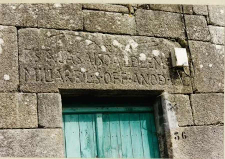 2 Inscricón no lintel da porta da Casa Grande de Alonso de Lema