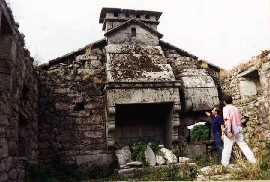 6 Cheminea grande do pazo, e forno con cheminea propia