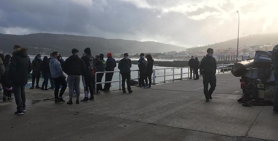 Moita xente no porto de Laxe