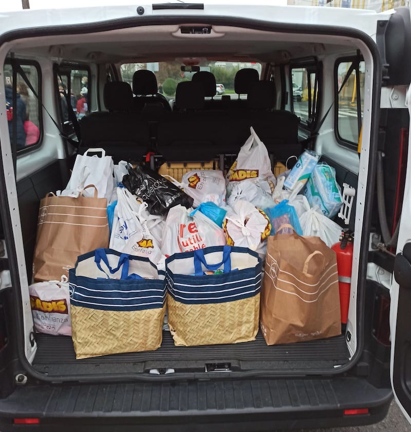 Unha furgoneta cargada de comida das familias do CEIP Bergantinos