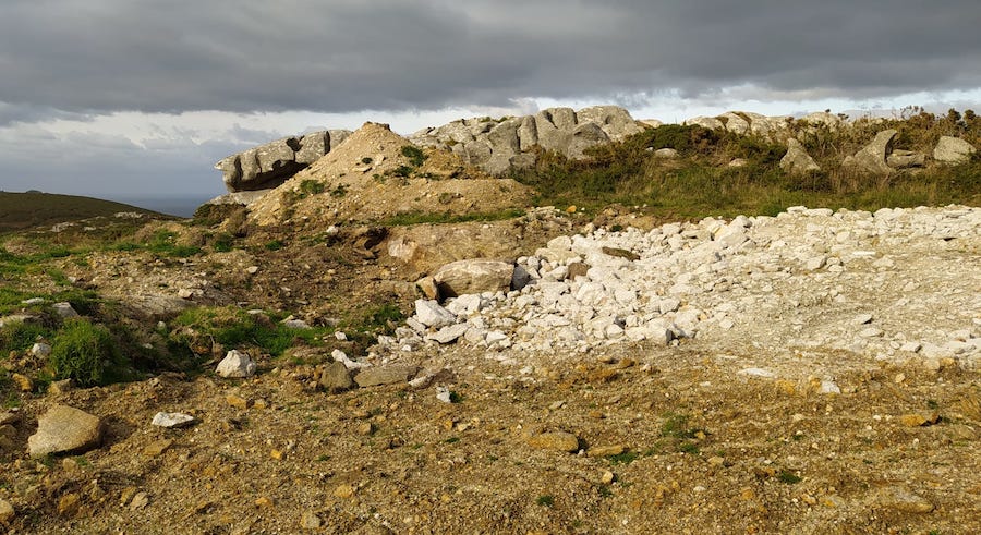 Petón da Sombra. Máis de 50 petroglifos co escombro a cinco metros copia