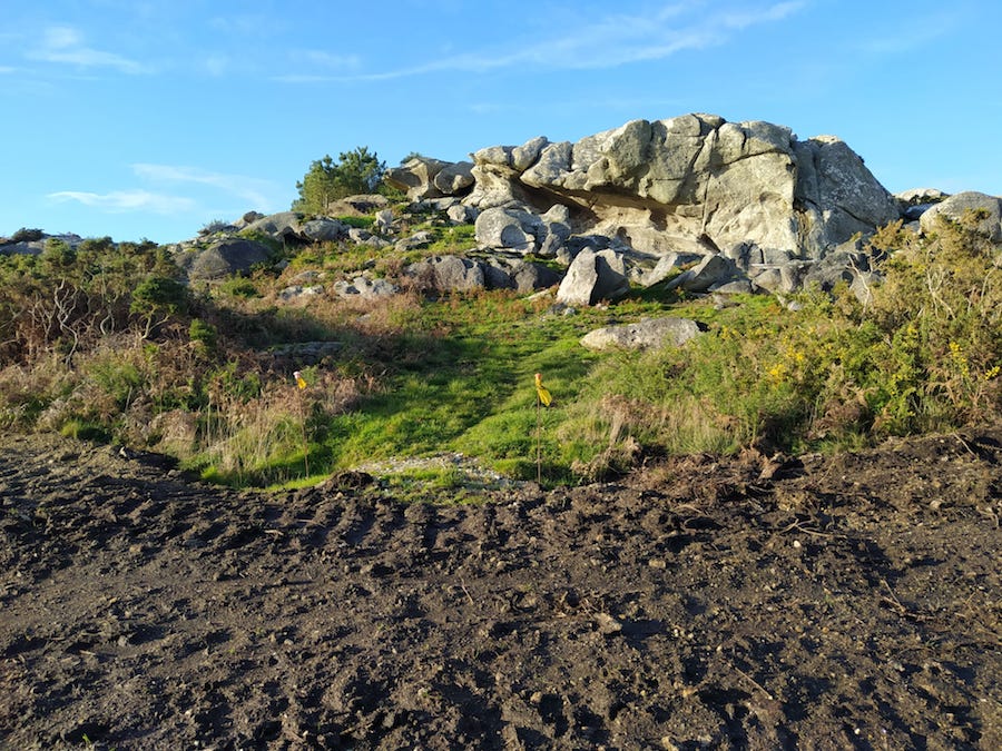 Obras do Parque Eolico G3 de Corme-A pista pasa por diante dos Petroglifos da Campaina