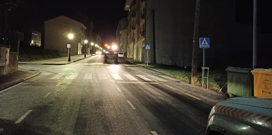 Proteccon Civil de Santa Comba botando sal as estradas