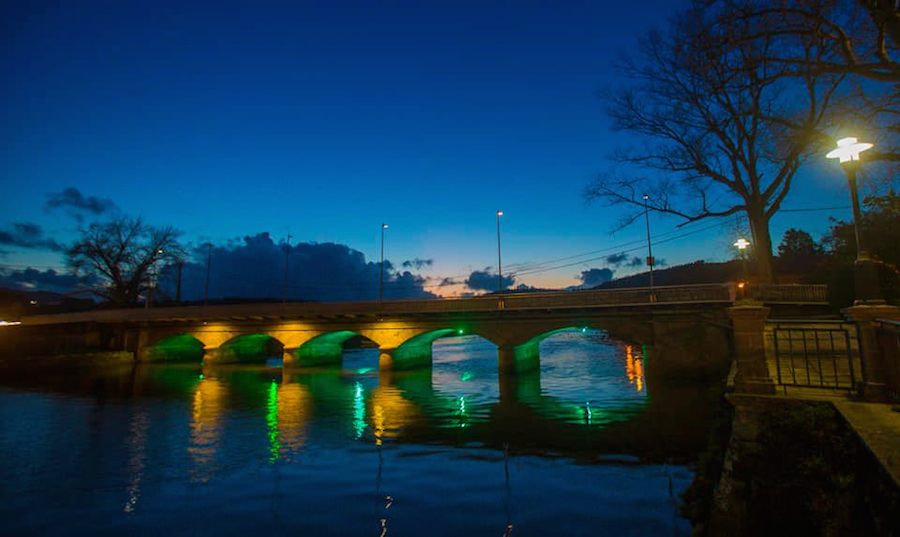 Ponte de Ponteceso de verde polo Dia do Cancro