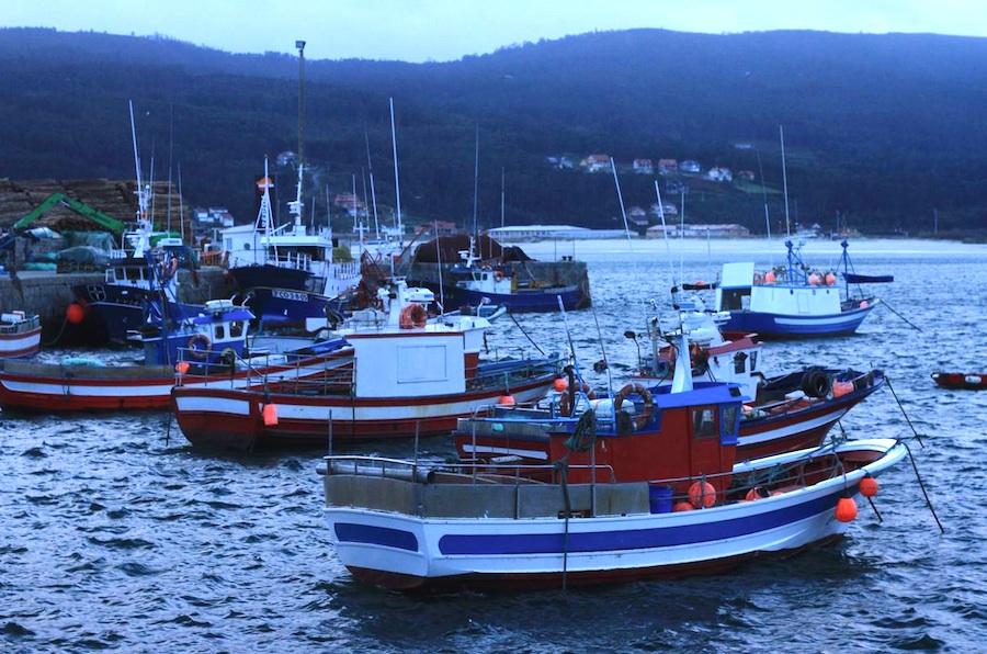 Barcos de baixura no porto de Laxe-Foto-Camino dos Faros