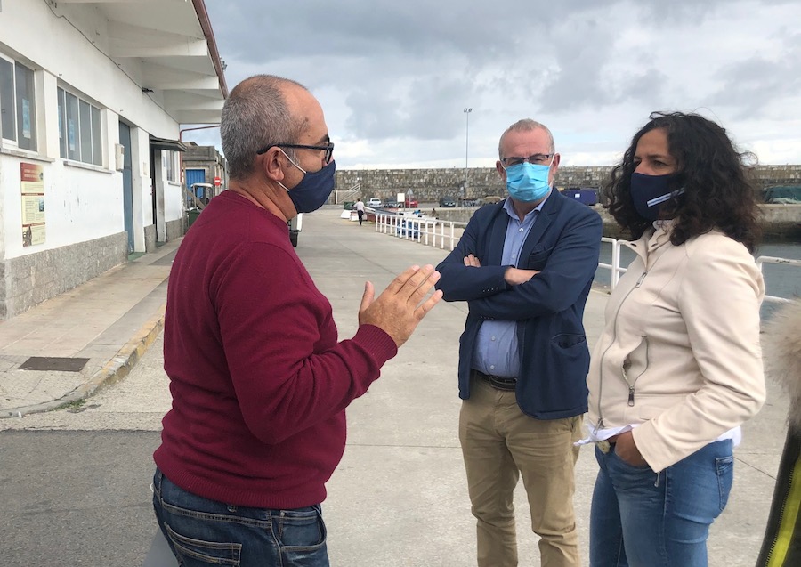 Antonio Devesa da Confraria de Laxe nunha reunion co alcalde e Portos