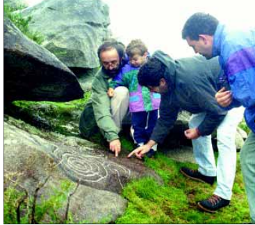 1997, Nos petróglifos de Boallo con Manuel Soto e con Roberto Mouzo ( foto da Voz de Galicia)